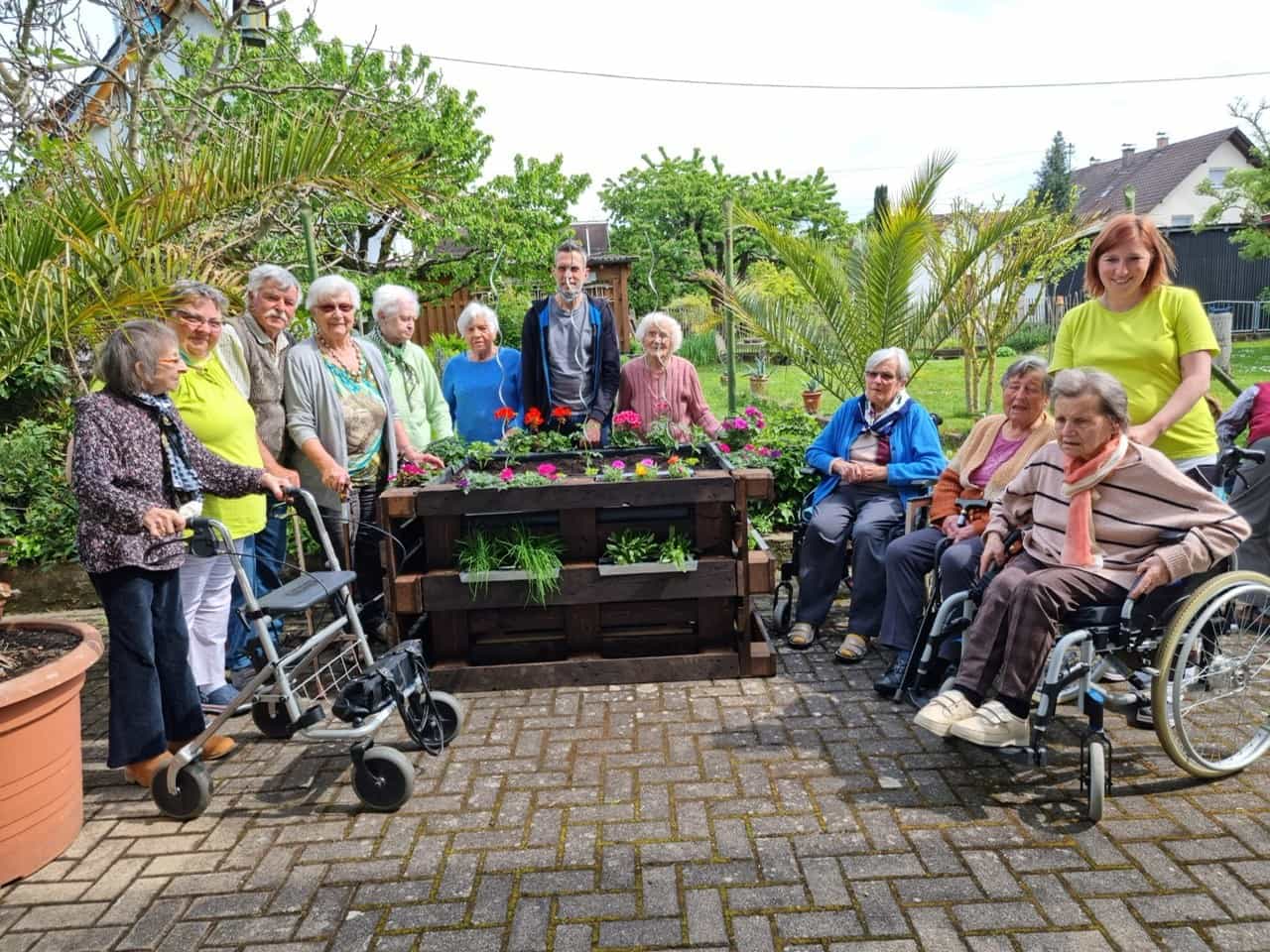 Pflegehelfer:in 1-jährig examiniert (m/w/d) im stationären Tagdienst - Gemeinsam Hand in Hand arbeiten! Hohberg - Haus Sonnenschein - Praxia