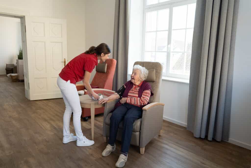 Servicekraft (m/w/d) – Dein neuer Arbeitsplatz in einem Team, auf das Du zählen kannst! Arenshausen - Lärz & Weiß WG Arenshausen - Praxia