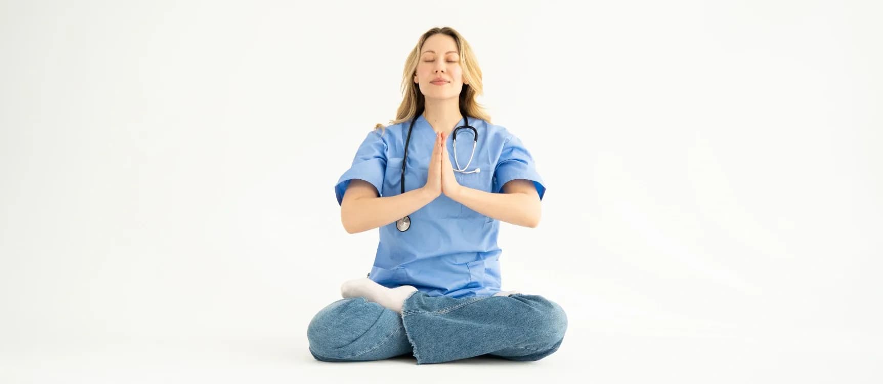 Pflegekraft übt sich durch Yoga in psychischer Resilienz