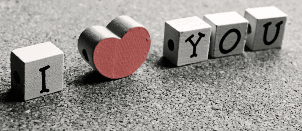 Abbildung von Buchstabenklötzen und einem Herz.