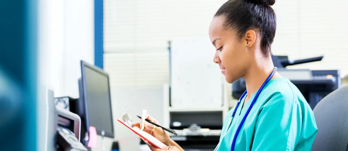 Pflegekraft erledigt Büroarbeit im Krankenhaus.