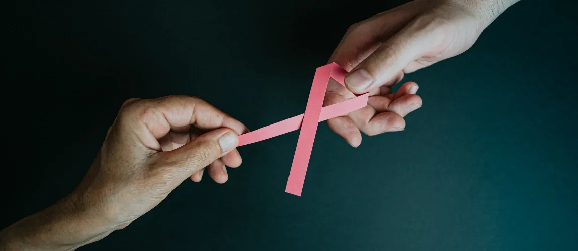 Zwei Hände, die eine "Krebsschleife" in der Hand halten.