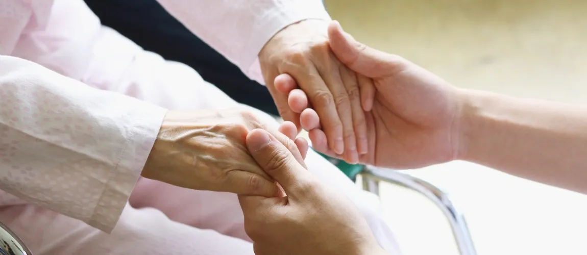 Zwei Hände halten zwei andere Hände in der Hand.