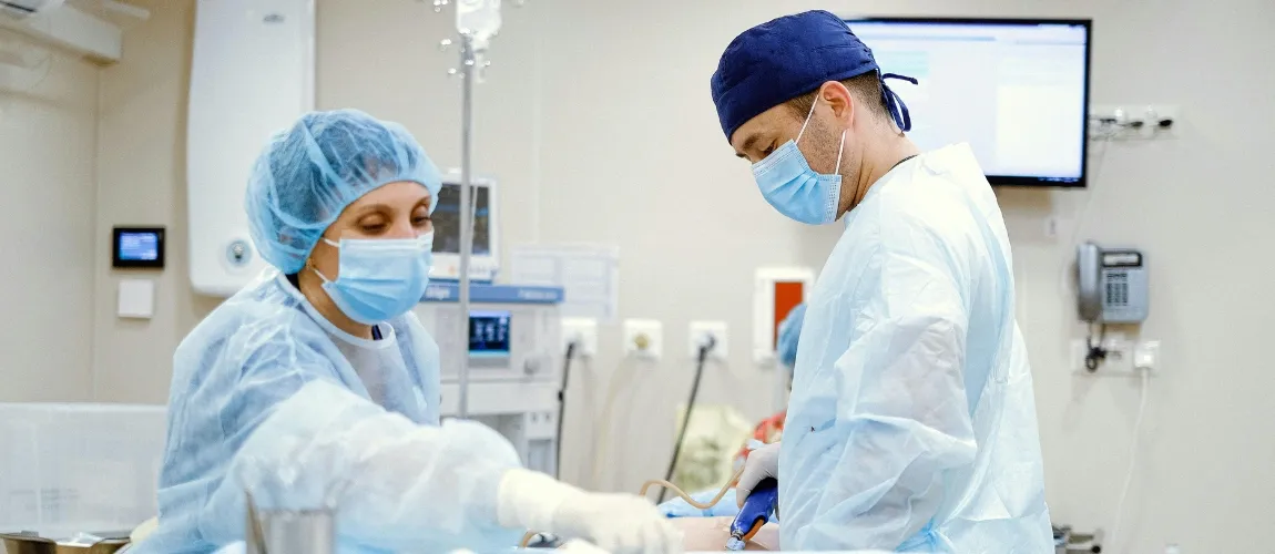 Zwei Personen arbeiten in einem Operationssaal.