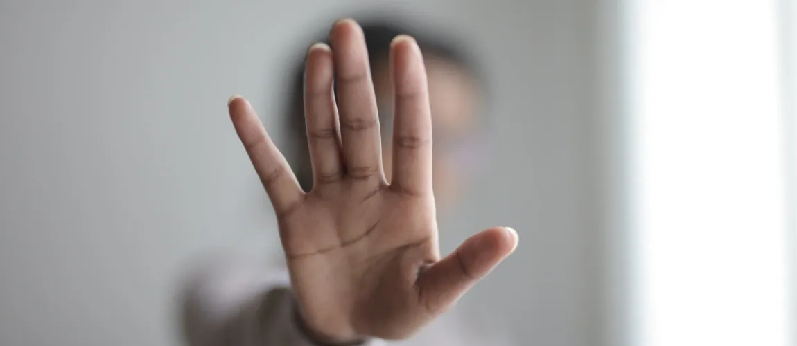 Eine Hand wird in Richtung Kamera ausgestreckt.