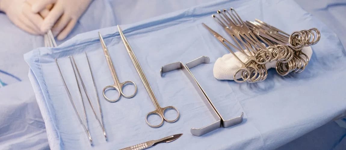 Verschiedene OP-Instrumente liegen auf einem Tablet bereit. 