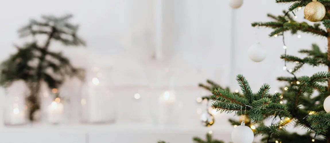 Nahaufnahme auf einen geschmückten Weihnachtsbaum.