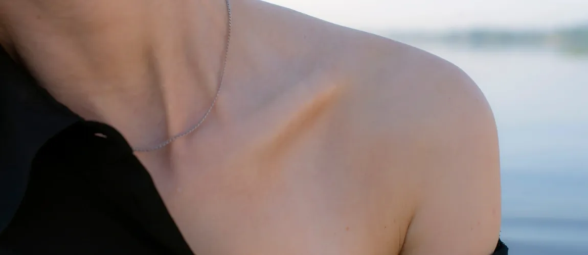 Nahaufnahme einer weiblichen Schulterpartie.