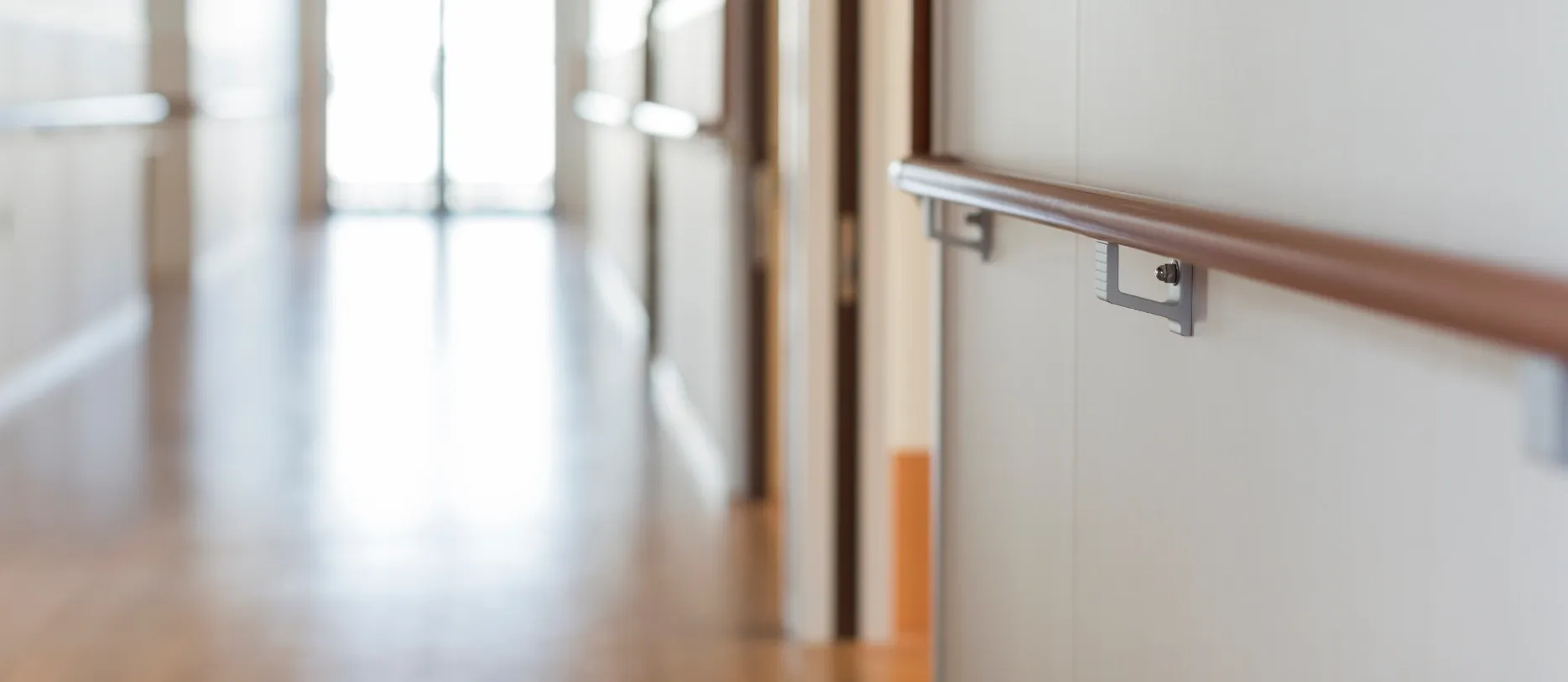 Leerer Gang eines Pflegeheimes