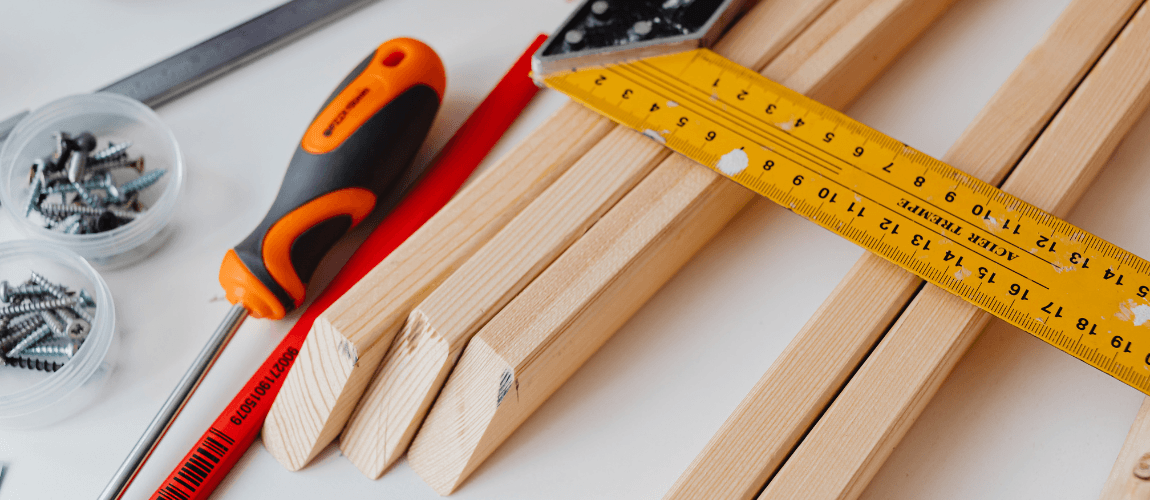 Handwerkermaterial liegt auf einem Tisch.